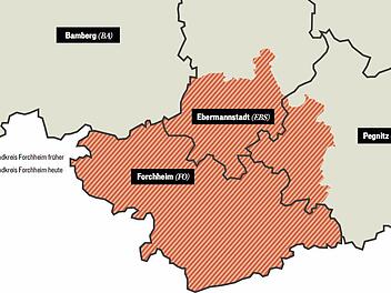 In Ebermannstadt knallen die Korken: Landrat Reinhardt Glauber (FW) hat "Ja" zu den Nostalgie-Kennzeichen EBS und PEG gesagt. Ludwig Brütting hofft, dass sich die Landräte in Kulmbach und Bamberg genauso entscheiden, damit die Menschen in Wonsees und Heiligenstadt auch mit EBS-Kennzeichen durch die Gegend fahren können. Grafik: Thomas Matthäi