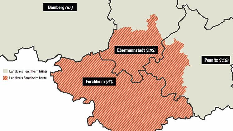 In Ebermannstadt knallen die Korken: Landrat Reinhardt Glauber (FW) hat "Ja" zu den Nostalgie-Kennzeichen EBS und PEG gesagt. Ludwig Brütting hofft, dass sich die Landräte in Kulmbach und Bamberg genauso entscheiden, damit die Menschen in Wonsees und Heiligenstadt auch mit EBS-Kennzeichen durch die Gegend fahren können. Grafik: Thomas Matthäi