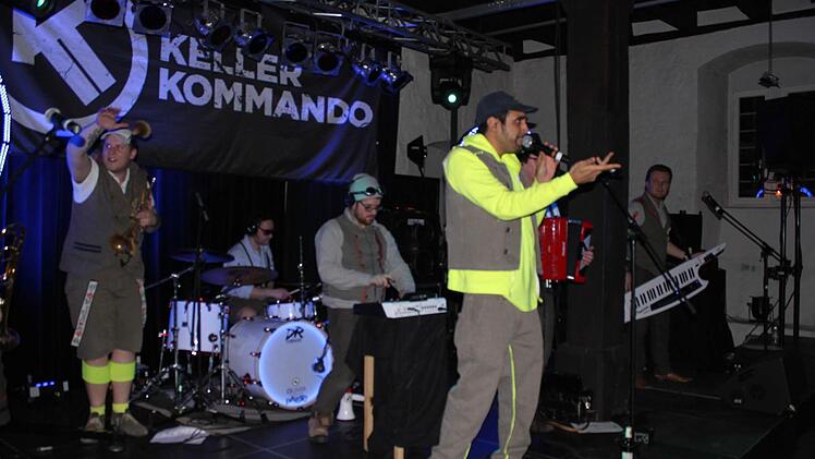 Trompeter Stefan Schalanda, Drummer Norbert Weinhold, Bassist Sebastian Schubert (hier am Mischpult) und Rapper Ali A$ (von links). Der spricht zwar hochdeutsch, rappt aber in Hochleistungsgeschwindigkeit.