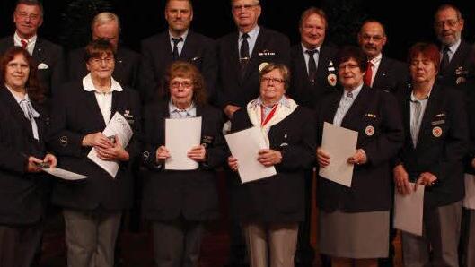 Seit 25 und 40 Jahren engagieren sich diese Damen und Herren beim BRK. Dafür wurde ihnen die BRK-Ehrennadel verliehen.