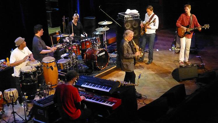 Klaus 'Doldinger mit seiner Formation "Passport" im Großen Saal (von links): Michael Hornek (Keyboard), Biboul Darouiche und Ernst Ströer (Percussion), Christian Lettner (Schlagzeug), Patrick Scales (E-Bass) und Martin Scales (Gitarre).