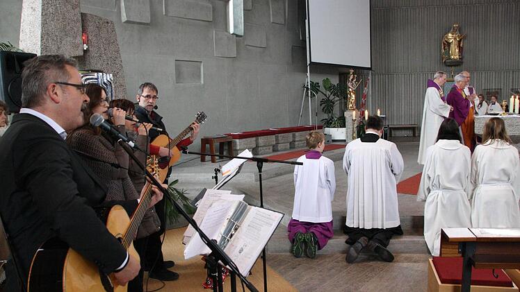 Bilder vom Besuch des Bischofs in Garitz. Fotos: Ralf Ruppert
