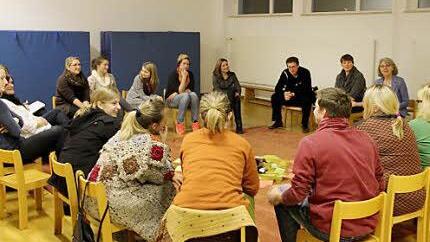 Auf großes Interesse stieß das etwas außergewöhnliche Thema Tod bei den Eltern mit Referentin Traudl Schulz (rechts). Foto: Günther Geiling