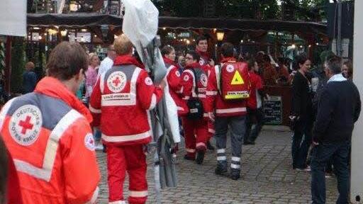 Auf der Bergkirchweih ist am Samstag ein Mann aus acht Metern Höhe in einen unbegehbaren Graben gestürzt. Zuvor war er nach Angaben der Polizei über einen Zaun geklettert. Foto: BRK