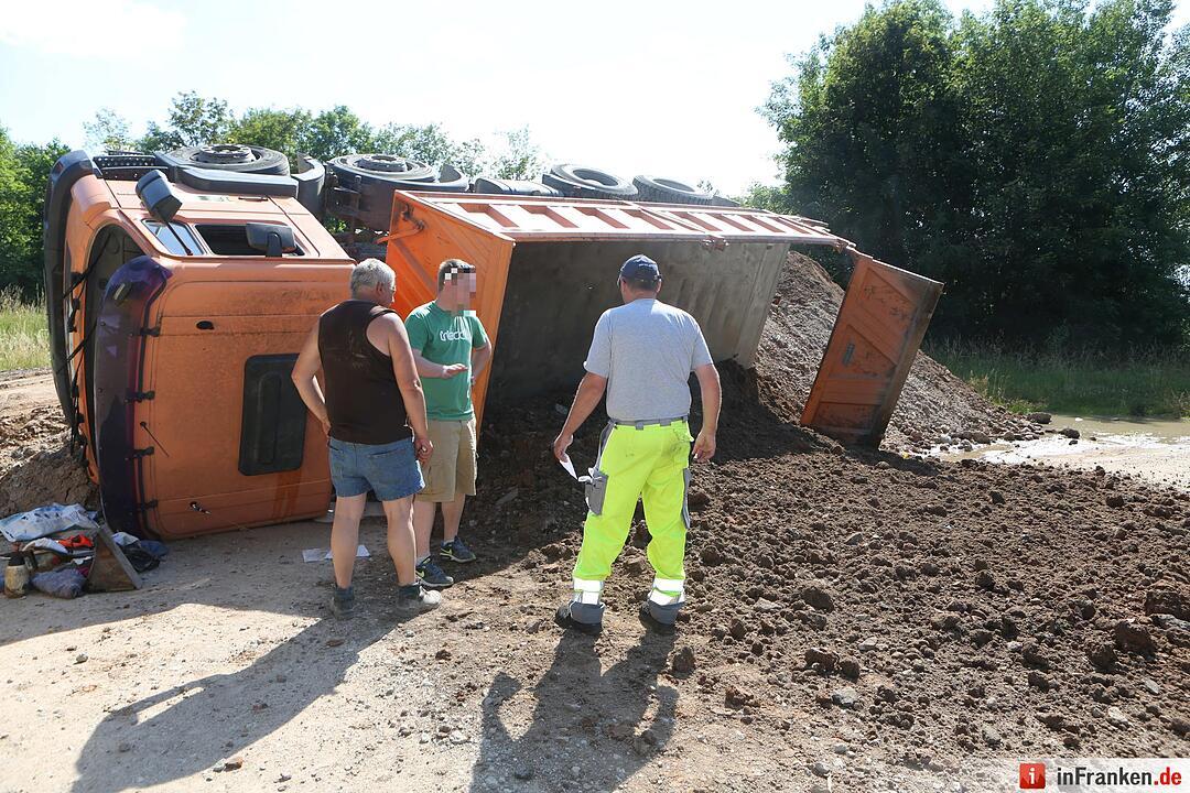 Lkw stuerzt bei Abladevorgang auf die Seite