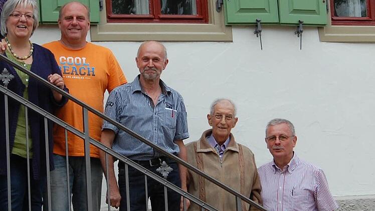 Die Vorsitzenden der Hassenbacher Vereine: (von links)Jutta Simon (Gartenbauverein), Lothar Henz (Feuerwehr), Reinhold Schmitt (Sportverein), Günther Straub (Soldatenkameradschaft) und Bürgermeister Gotthard Schlereth. Fotos: Günther Straub