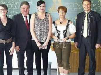 Als Klassenbeste wurden Anna Geiger und Dagmar Roschlau von Schulleiter Peter Johann mit Buchpreisen belohnt. Unser Bild zeigt (von links) Peter Johann, Klassleiterin Christina Schmidt, Landrat Klaus Peter Söllner, Anna Geiger, Dagmar Roschlau, Bürgermeister Roland Wolfrum und Klassleiterin Marina Wacker. Foto: Klaus-Peter Wulf