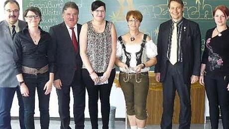 Als Klassenbeste wurden Anna Geiger und Dagmar Roschlau von Schulleiter Peter Johann mit Buchpreisen belohnt. Unser Bild zeigt (von links) Peter Johann, Klassleiterin Christina Schmidt, Landrat Klaus Peter Söllner, Anna Geiger, Dagmar Roschlau, Bürgermeister Roland Wolfrum und Klassleiterin Marina Wacker. Foto: Klaus-Peter Wulf