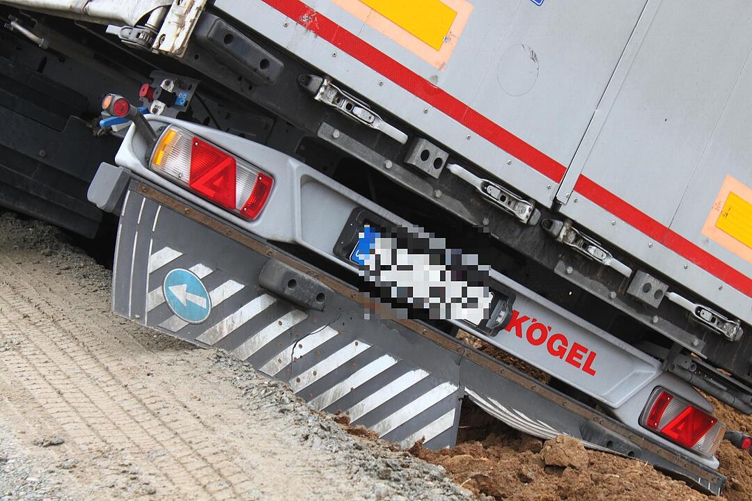 Sattelzug droht in Kulmbach zu kippen
