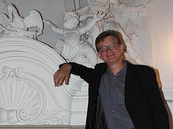Achim Melzer im Banzer Kaisersaal: Der künstlerische Leiter der Kammerkonzertreihe freut sich auf die Matineen. Foto: Popp