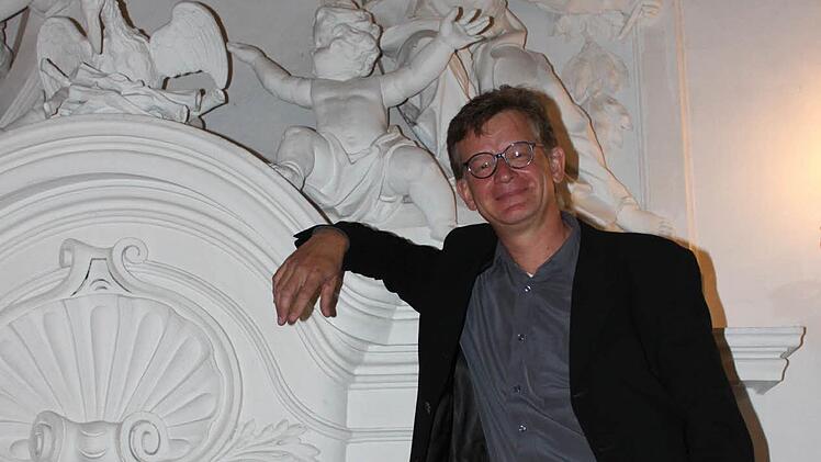 Achim Melzer im Banzer Kaisersaal: Der künstlerische Leiter der Kammerkonzertreihe freut sich auf die Matineen. Foto: Popp