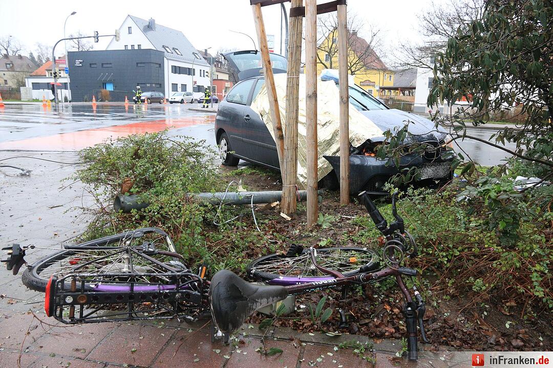 Auto fährt in Forchheim in Menschengruppe