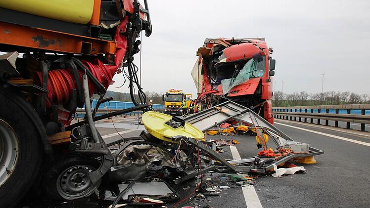 Ein Lkw ist gestern auf der Lauertal-Brücke in einen Warnanhänger gekracht. Der Fahrer und der im hinteren Teil des Führerhauses schlafende Beifahrer wurden nur leicht verletzt. Foto: Ralf Ruppert