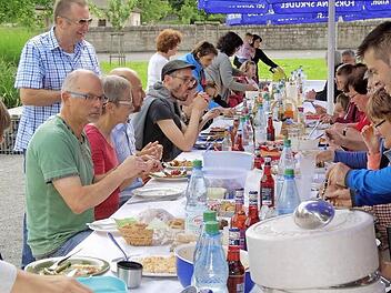 Nah und lecker. Das erste Rhöner "Eat-In" in Bischofsheim, eine Art Picknick, das ein Zeichen setzen möchte: für regionales, gutes Essen der Saison und für die Freude, dieses Essen gemeinsam zu teilen. Fotos: Marion Eckert
