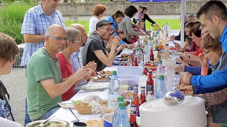 Nah und lecker. Das erste Rhöner "Eat-In" in Bischofsheim, eine Art Picknick, das ein Zeichen setzen möchte: für regionales, gutes Essen der Saison und für die Freude, dieses Essen gemeinsam zu teilen. Fotos: Marion Eckert