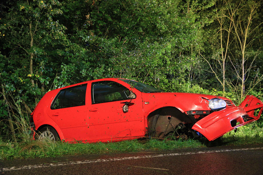 Auto landet bei Roßstadt im Unterholz