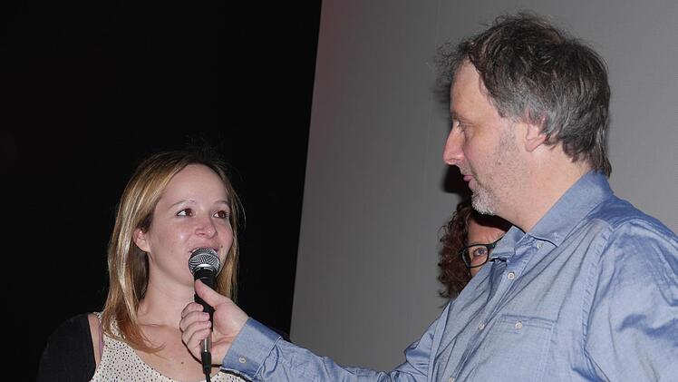 Fimemacherin Ronja Hemm bei der Premiere im Gespräch mit Volker Trautmann. Foto: pr
