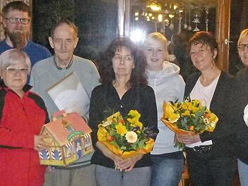 Ehrungen und Neuwahlen beim Awo-Ortsverein Marktleugast-Mannsflur. Im Bild (von links) Zweite Vorsitzende Sabine Müller, Frank Papaja, Vorsitzende Bärbel Papaja, Ralph Papaja, Friedrich Auge, Sonja Thamm, Anna Papaja, Kassiererin Anja Vogel, Schriftführerin Rosi Meyer und Olaf Langer Foto: Klaus-Peter Wulf