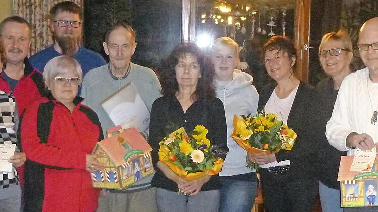 Ehrungen und Neuwahlen beim Awo-Ortsverein Marktleugast-Mannsflur. Im Bild (von links) Zweite Vorsitzende Sabine Müller, Frank Papaja, Vorsitzende Bärbel Papaja, Ralph Papaja, Friedrich Auge, Sonja Thamm, Anna Papaja, Kassiererin Anja Vogel, Schriftführerin Rosi Meyer und Olaf Langer Foto: Klaus-Peter Wulf