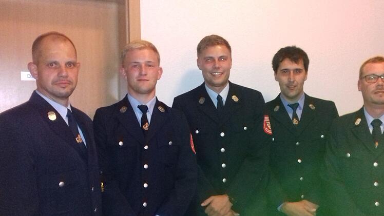 Kommandant Michael Greger (von links) bef&ouml;rderte w&auml;hrend der Versammlung Michael Morschh&auml;user zum L&ouml;schmeister, Johannes H&uuml;fner zum Oberfeuerwehrmann, Michael Vogt  zum Oberfeuerwehrmann und Holger B&ouml;rner (2. Kommandant)  zum L&ouml;schmeister. Inge Morschh&auml;userr