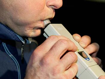 Auf der A73 bei Feucht haben Beamte einen Fahrzeugf&uuml;hrer aufgrund seiner "schwankenden Fahrweise" aus dem Verkehr gezogen. Bei einem Atemalkoholtest hatte der Mann einen Wert von 2 Promille.