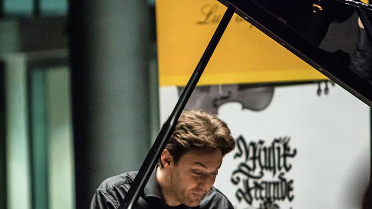 Zu Gast in Coburg bei der Gesellschaft der Musikfreunde: Der Pianist Benjamin Moser beeindruckte die Zuhörer bei seinem Solo-Abend im HUK-Foyer.Foto: Jochen Berger