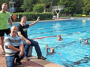 Strahlender Sonnenschein und strahlende Gesichter (von links): Bademeister Stephan Wrobel und Chris Weinmann, Kämmerer Rainer Deuerling, Bürgermeister Gerhard Wunder und die vier ersten Badegäste in diesem Jahr  Foto: Sabine Deuerling