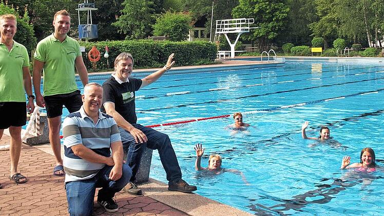 Strahlender Sonnenschein und strahlende Gesichter (von links): Bademeister Stephan Wrobel und Chris Weinmann, Kämmerer Rainer Deuerling, Bürgermeister Gerhard Wunder und die vier ersten Badegäste in diesem Jahr  Foto: Sabine Deuerling