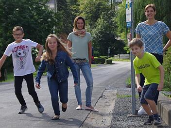 Auf dem Sprung für den neuen Busverkehr zur Schule (v. l.): Fabio, Lynn und Desirée Weigelt sowie Konrad und Ulrike Schmidt. Foto: Marco Meißner