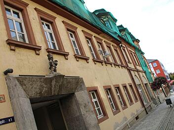Das ehemalige Hotel "Zur Post" liegt - vom Staatsbad kommend - am Anfang der Fußgängerzone. Es bietet Besuchern seit Jahren einen traurigen Anblick. Foto: Ulrike Müller