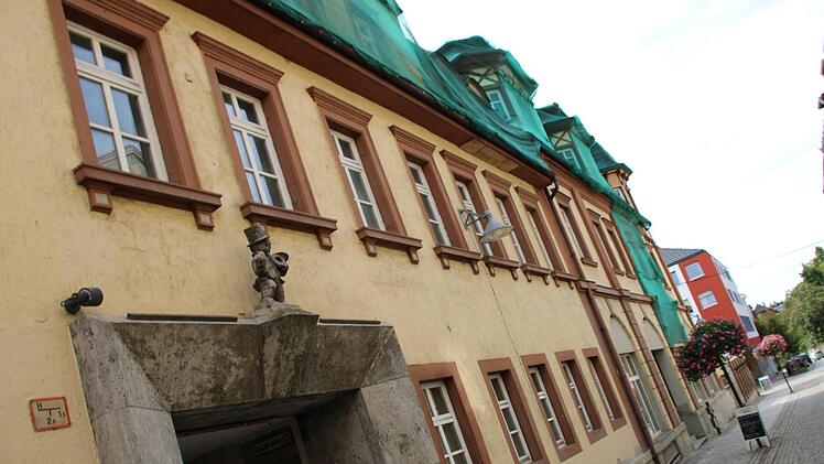 Das ehemalige Hotel "Zur Post" liegt - vom Staatsbad kommend - am Anfang der Fußgängerzone. Es bietet Besuchern seit Jahren einen traurigen Anblick. Foto: Ulrike Müller