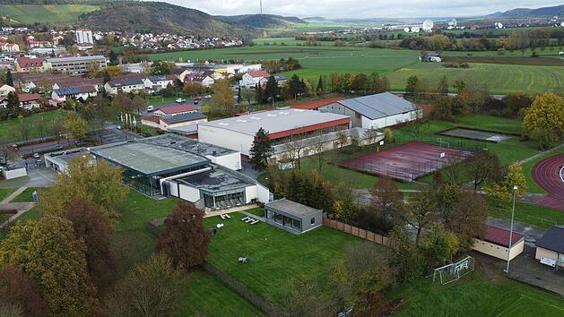 Eine Erweiterung des Saunabereichs im Saaletalbad planen die Hammelburger Stadtwerke. Daf&uuml;r ist ein neues Geb&auml;ude au&szlig;erhalb des aktuell eingez&auml;unten Saunagartens (im Vordergrund) in Richtung Liegewiese des Freibades geplant, ungef&auml;hr an der Stelle...