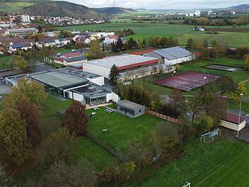 Eine Erweiterung des Saunabereichs im Saaletalbad planen die Hammelburger Stadtwerke. Dafür ist ein neues Gebäude außerhalb des aktuell eingezäunten Saunagartens (im Vordergrund) in Richtung Liegewiese des Freibades geplant, ungefähr an der Stelle...