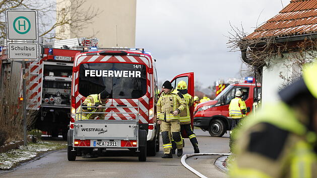 Garagenbrand: Acht Personen &uuml;ber Leiter gerettet
