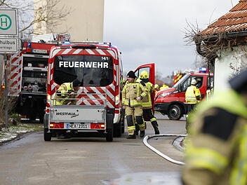 Garagenbrand: Acht Personen über Leiter gerettet