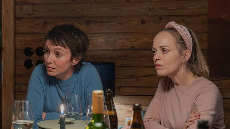 Haben sie richtig geh&ouml;rt? Juliane (Julia Koschitz, links) und Paula (Friederike Kempter) k&ouml;nnen die Dreistigkeit der drei Hausbesetzer nicht fassen.