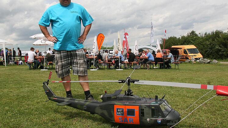 Rainer Böttcher mit seinem Notarzt-Hubschrauber.