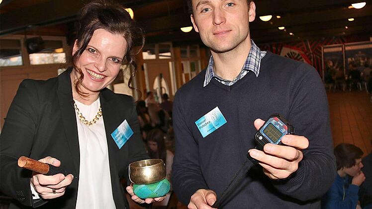 Mit Stoppuhr und Gong wachten die Lehrer Claudia Albrecht-Schübel und Manuel Potschka über den pünktlichen Wechsel der Schüler an den Beratungs-Tischen. Foto: Gerd Schaar