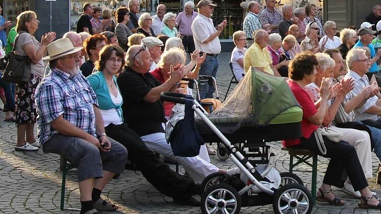 Der Marktplatz war gut besucht. Die Zuschauer klatschten viel Beifall.  Fotos: Klaus Klaschka