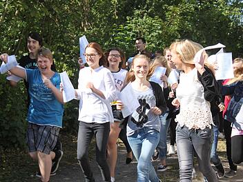 Die Schüler der Klasse 8b an der Wallburg-Realschule in Eltmann rennen in die Ferien. Das Schuljahr ist geschafft!  Foto: Friederike Stark