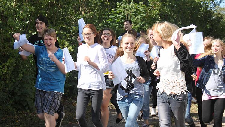 Die Schüler der Klasse 8b an der Wallburg-Realschule in Eltmann rennen in die Ferien. Das Schuljahr ist geschafft!  Foto: Friederike Stark
