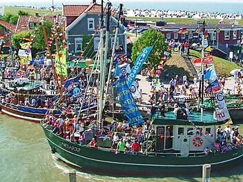 Prächtig geschmückte Schiffe und ganz viel Action: Beim 50. Jubiläum der Kutterregatta erwartet die Besucher in Neuharlingersiel ein buntes Programm. Fotos: djd/Kurverein Neuharlingersiel e.V.