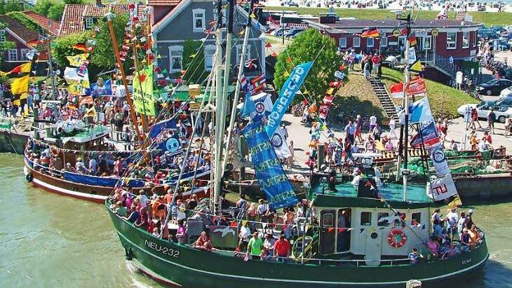 Prächtig geschmückte Schiffe und ganz viel Action: Beim 50. Jubiläum der Kutterregatta erwartet die Besucher in Neuharlingersiel ein buntes Programm. Fotos: djd/Kurverein Neuharlingersiel e.V.