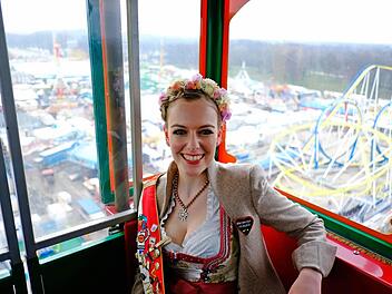 Von oben betrachtet ist alles ganz winzig - Volksfestkönigin Carina dreht eine Runde im Riesenrad. Fotos: Nikolas Pelke