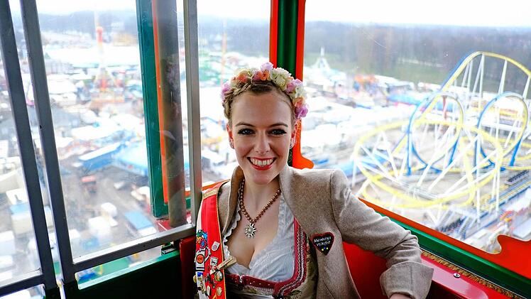 Von oben betrachtet ist alles ganz winzig - Volksfestkönigin Carina dreht eine Runde im Riesenrad. Fotos: Nikolas Pelke