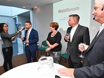 Den Fragen von Redakteurin Ulrike Müller (links) und Paul Ziegler (rechts) stellten sich beim Wahlforum 2016 in Bad Brückenau zur Bürgermeisterwahl am 11. September Claudio Kleinhans (2. von links), Brigitte Meyerdierks und Mike Richter. Foto: Ronald Rinklef