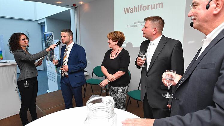 Den Fragen von Redakteurin Ulrike Müller (links) und Paul Ziegler (rechts) stellten sich beim Wahlforum 2016 in Bad Brückenau zur Bürgermeisterwahl am 11. September Claudio Kleinhans (2. von links), Brigitte Meyerdierks und Mike Richter. Foto: Ronald Rinklef
