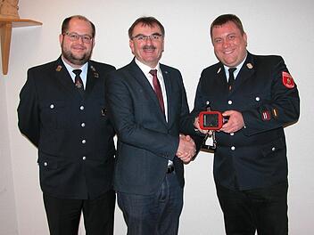 Das Bild zeigt die Übergabe der Wärmebildkamera an Vorstand und Kommandanten (von links): Johannes Heim, Harald Hofmann und Christoph Hillenbrand.  Foto: Ewald Kiesel