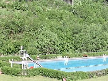 Pünktlich zur Freibaderöffnung wurden die Sanierungsarbeiten für die Sanitärräume am Freibad Ludwigsstadt abgeschlossen. Foto: V. Schadeck