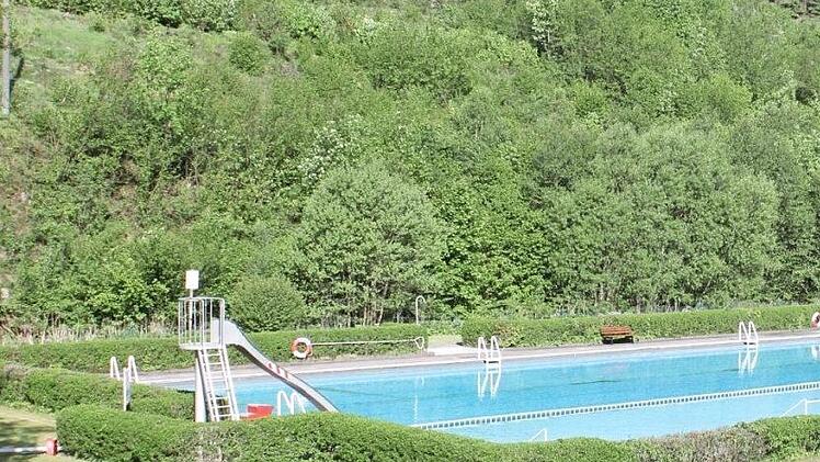 Pünktlich zur Freibaderöffnung wurden die Sanierungsarbeiten für die Sanitärräume am Freibad Ludwigsstadt abgeschlossen. Foto: V. Schadeck